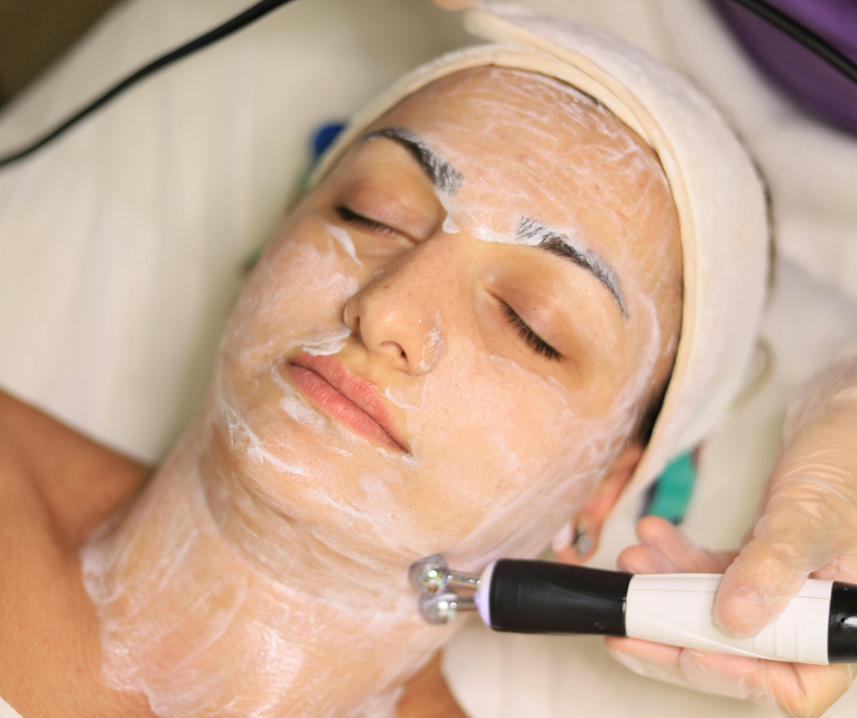 Paciente recebendo protocolo facial com máscara e aparelho de estética