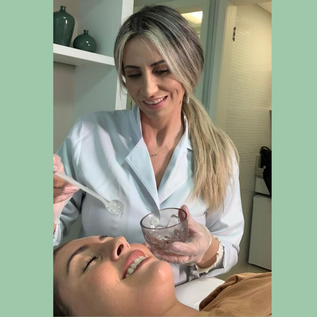 Jamile Klaime sorrindo durante um atendimento de estética facial em sua clínica